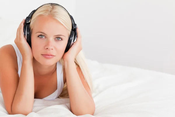 Femme blonde écoutant de la musique — Photo
