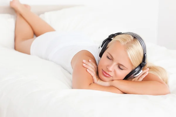 Mujer tranquila disfrutando un poco de música —  Fotos de Stock
