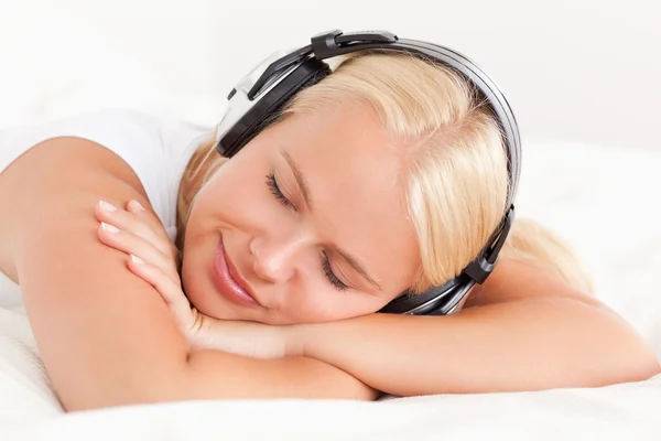 Close up of a quiet woman enjoying some music — Stock Photo, Image
