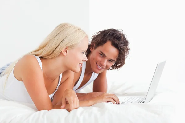 Retrato de um lindo casal usando um laptop — Fotografia de Stock