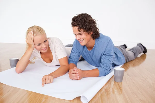 Couple looking at a plan — Stock Photo, Image