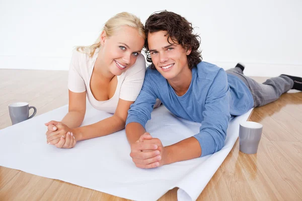 Close up of a couple with a plan and cups of coffee — Stock Photo, Image