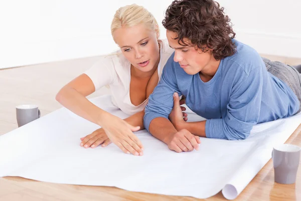 Couple looking at their future room on a plan — Stock Photo, Image