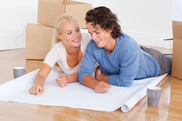 Par som flyttar i ett nytt hus — Stockfoto