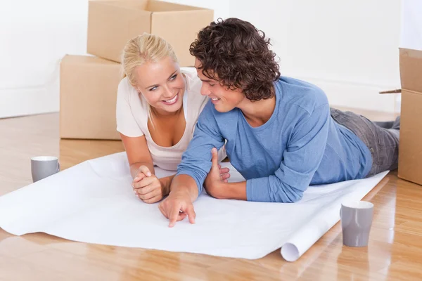 Lyckliga paret redo att flytta i ett nytt hus — Stockfoto