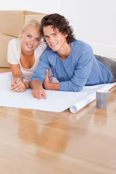 Retrato de um casal se preparando para se mudar em uma nova casa — Fotografia de Stock