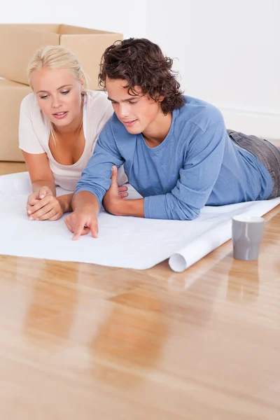 Portrait of a cute couple getting ready to move in a new house — Stock Photo, Image