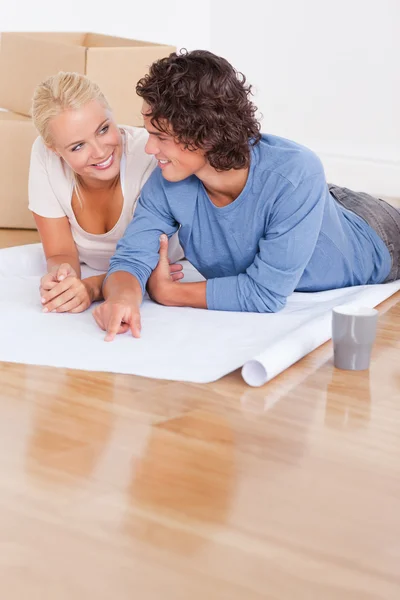 Portrait of a happy couple getting ready to move in a new house — Stock Photo, Image