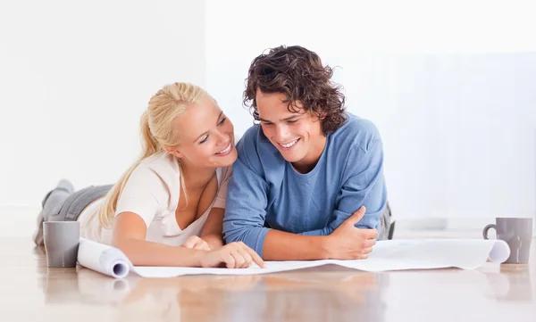 Cute couple getting ready to move in a new house — Stock Photo, Image