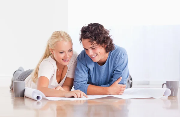 Smiling couple getting ready to move in a new house — Stock Photo, Image