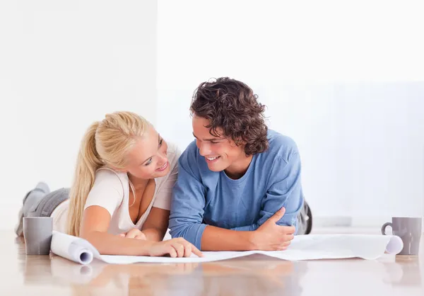 Smiling couple moving in a new house — Stock Photo, Image