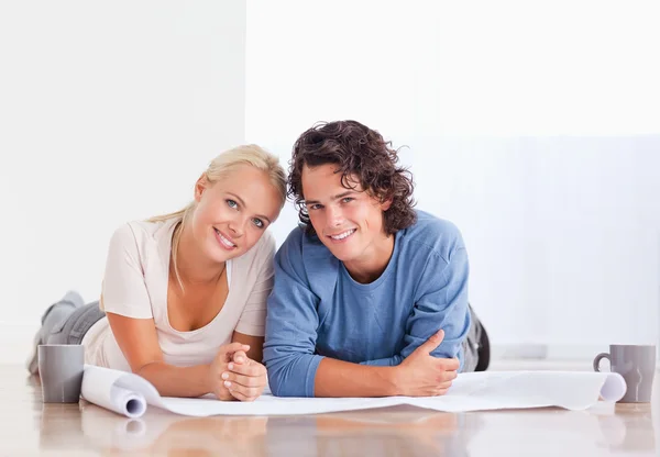 Cute couple moving in a new house — Stock Photo, Image
