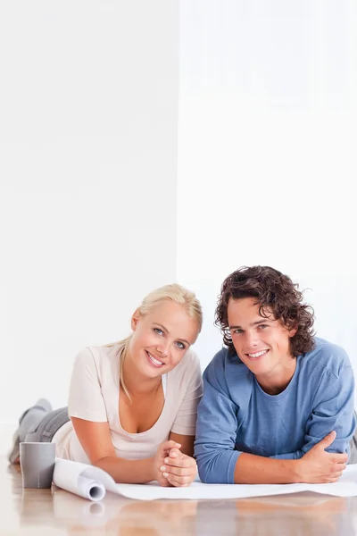 Portrait of a couple moving in a new house — Stock Photo, Image