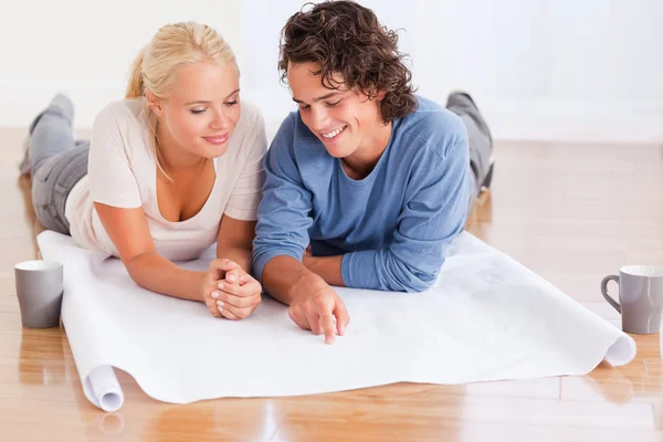 Couple organizing their new home — Stock Photo, Image