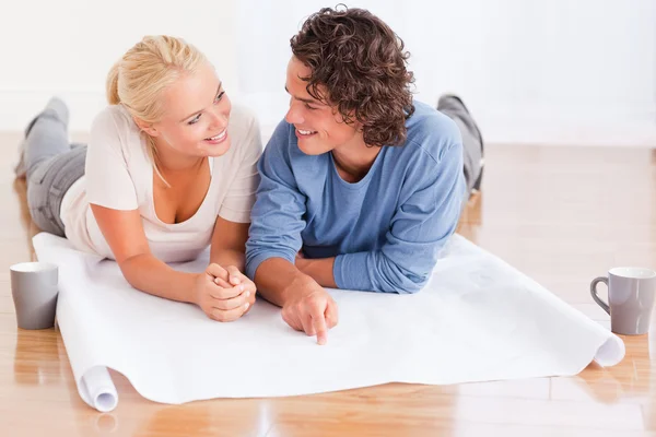 Lovely couple organizing their new home — Stock Photo, Image