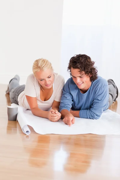 Portrait of a lovely couple organizing their new home — Stock Photo, Image