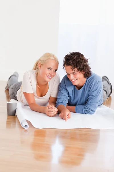 Portrait of a cute couple organizing their new home — Stock Photo, Image