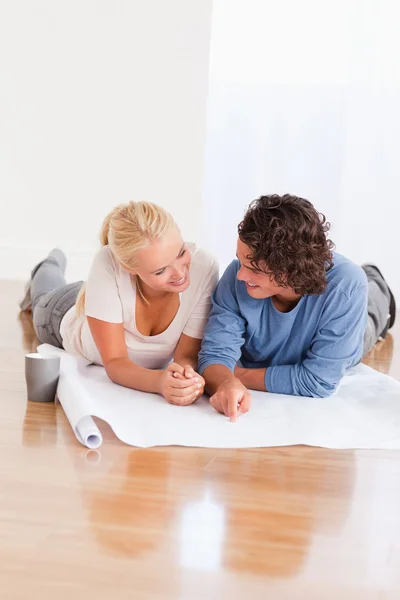 Portrait of a smiling couple organizing their new home — Stock Photo, Image