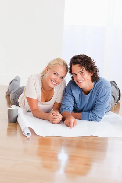 Portrait of a happy couple organizing their new home — Stock Photo, Image