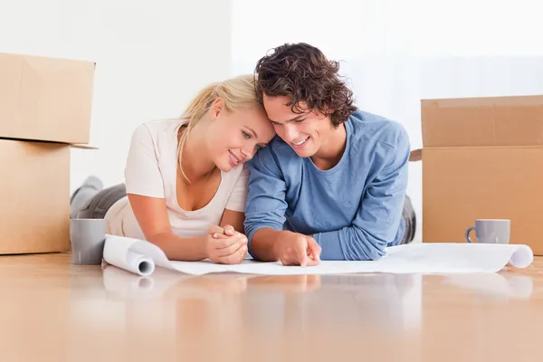 Happy couple organizing their new home — Stock Photo, Image