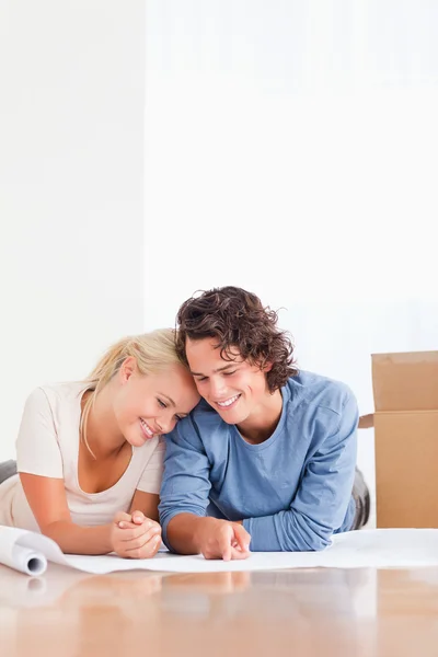 Retrato de um casal apaixonado organizando sua nova casa — Fotografia de Stock