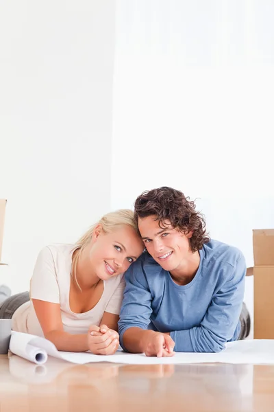 Retrato de um casal organizando sua futura casa — Fotografia de Stock