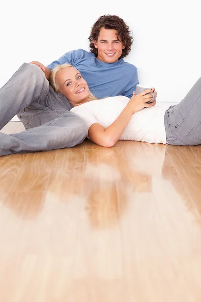 一对年轻夫妇坐在一起的画像 — 图库照片