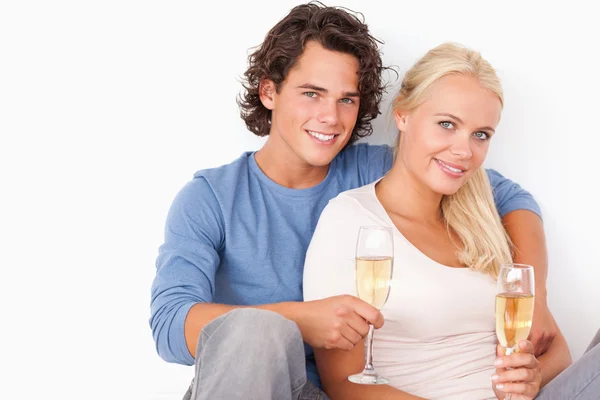 Couple with glasses of sparkling wine — Stock Photo, Image