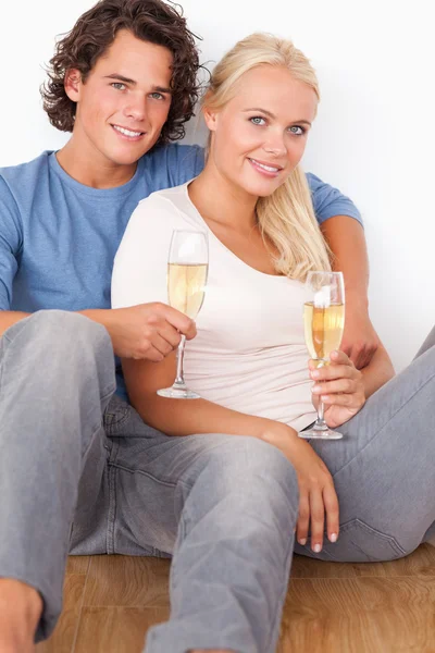 Retrato de um casal com copos de vinho espumante — Fotografia de Stock