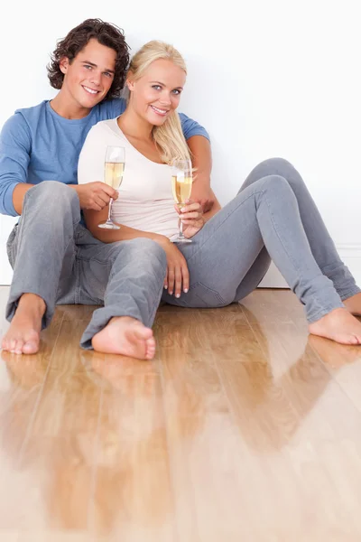 Portrait of a cute couple with glasses of sparkling wine — Stock Photo, Image