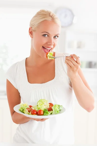 Frau isst einen Salat — Stockfoto