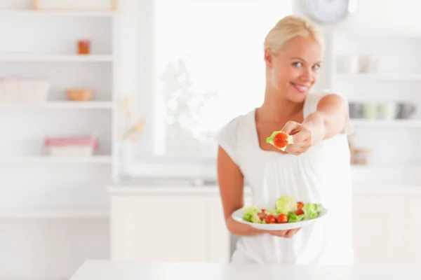 Woman giving a tomato — Stock Photo, Image
