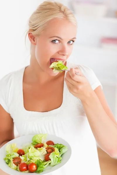 Портрет женщины, которая ест салат — стоковое фото