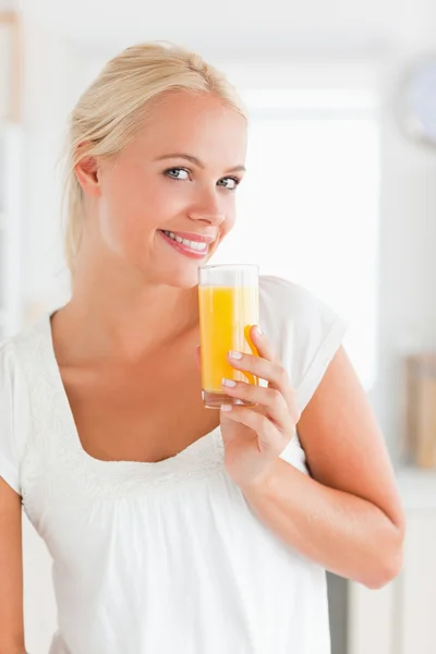 Женщина пьет апельсиновый сок — стоковое фото