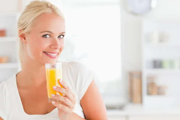 ジュースを飲む女性のクローズ アップ — ストック写真