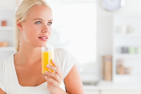 Κοντινό πλάνο μια γυναίκα πίνοντας χυμό πορτοκαλιού — Φωτογραφία Αρχείου