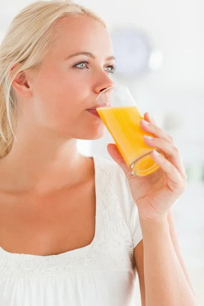 Retrato de una mujer rubia bebiendo jugo —  Fotos de Stock