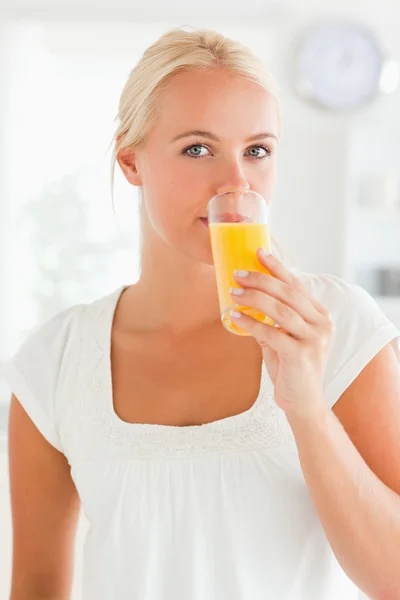 Retrato de una mujer bebiendo jugo de naranja — Foto de Stock