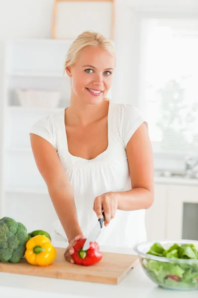 Woman slicing pepper — Stock Photo, Image