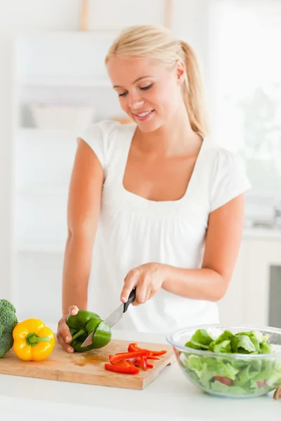 Cute woman slicing pepper — Stock Photo, Image