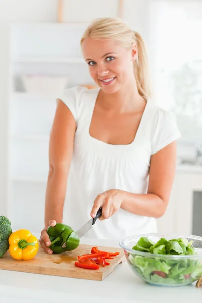 Lovely woman slicing pepper — Stock Photo, Image