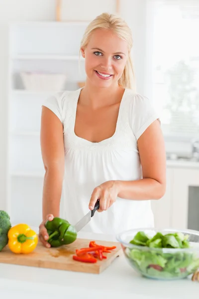 Gorgeous woman slicing pepper — Stock Photo, Image