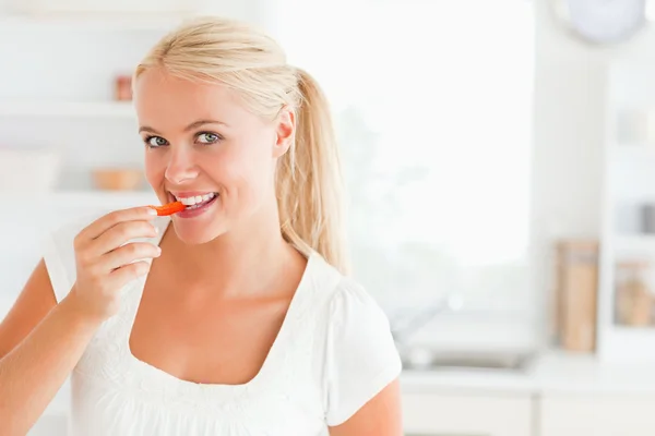Donna bionda che mangia una fetta di pepe — Foto Stock