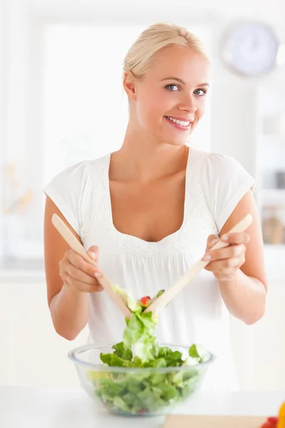 Vrouw mengen een salade — Stockfoto