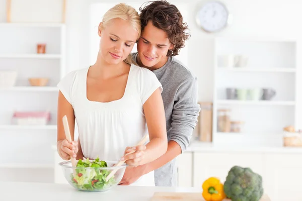 Paar bereitet einen Salat zu — Stockfoto