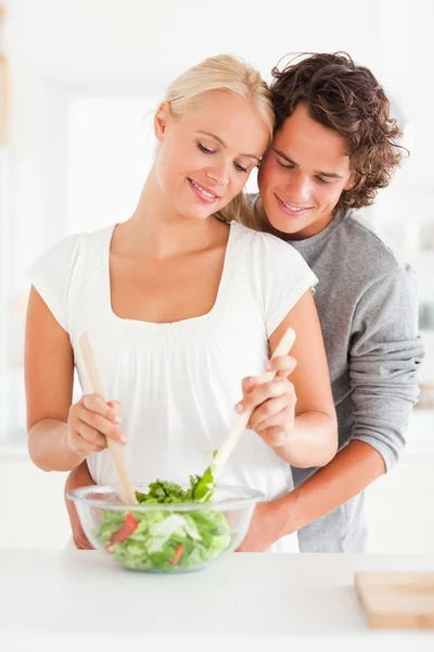 Portrait of a couple preparing a salad — Stock Photo, Image