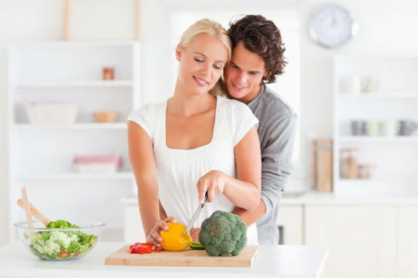 Couple slicing pepper — Stock Photo, Image
