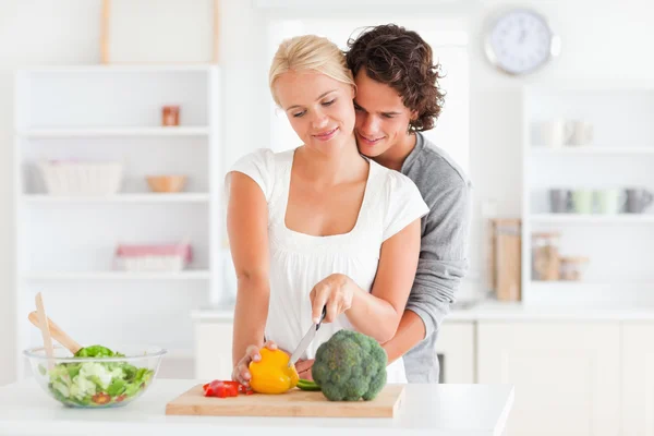 Young couple slicing pepper — Stock Photo, Image