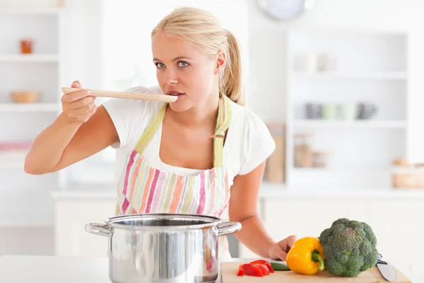 Vrouw haar maaltijd proeverij — Stockfoto