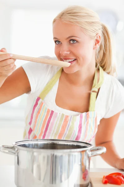 Porträt einer blonden Frau, die ihre Mahlzeit verkostet — Stockfoto